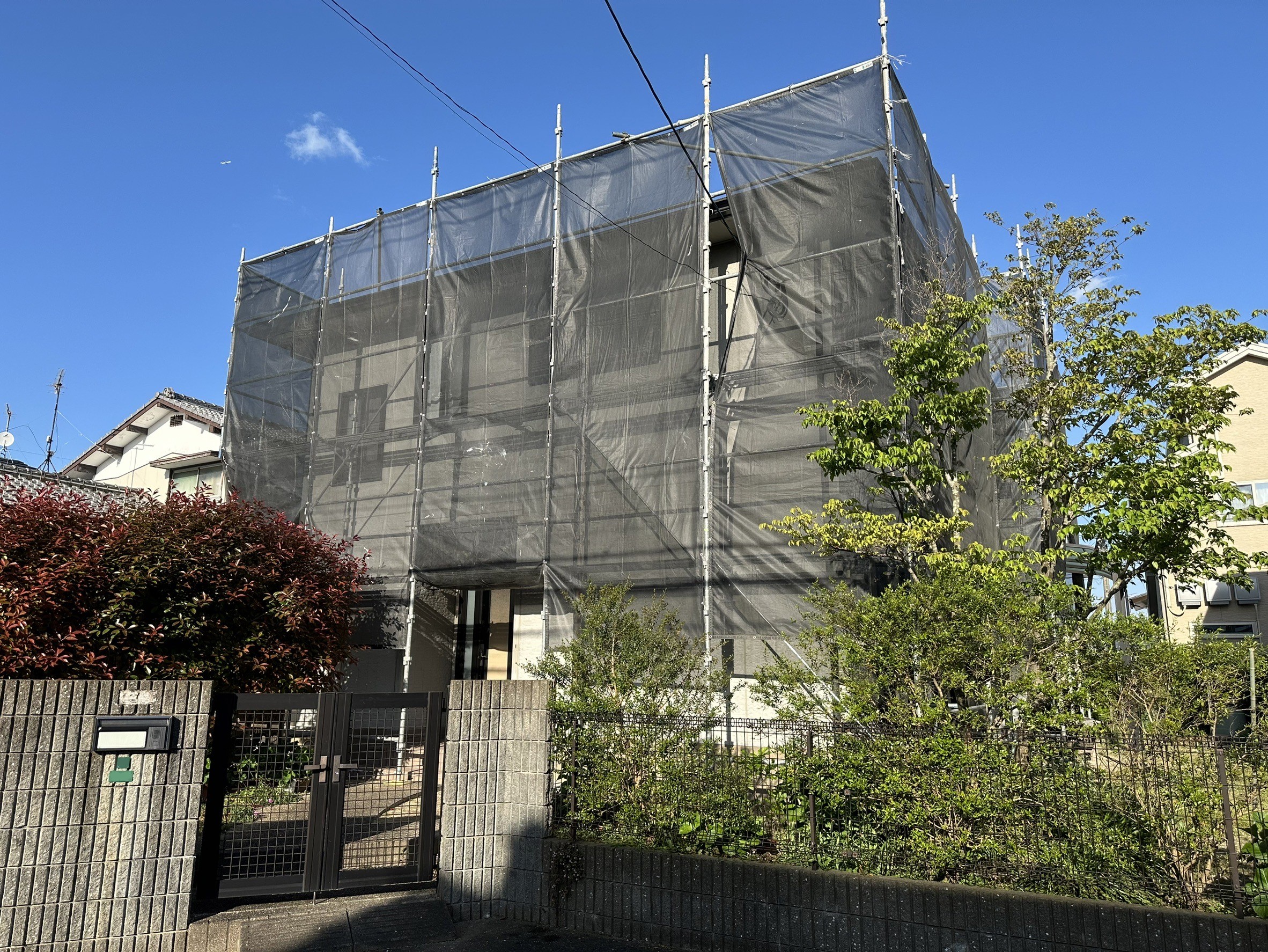 福岡県太宰府市青山のN様邸で経年劣化によるチョーキングやコーキングのひび割れを改善し、高い遮熱性のある塗料を使用した外壁塗装を行っていきます。【チラシより】