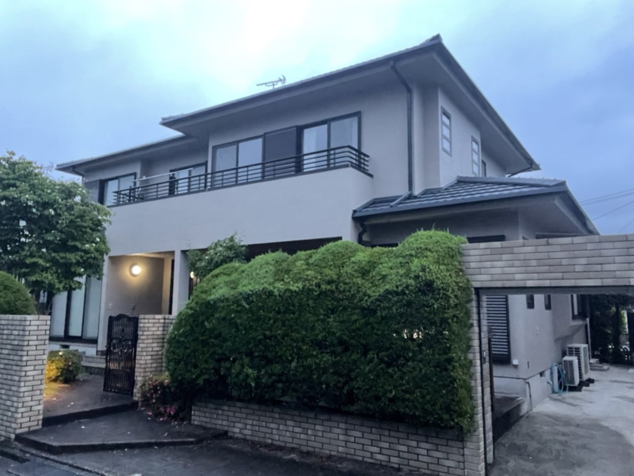 福岡県小郡市横隈のN様邸で屋根・外壁共にプレマテックス社のタテイルαを使用し、付帯部にはプレミアムペイントのシャングリラを使用した超高耐久の塗装工事を行っています。5/27完成です。【HPより】