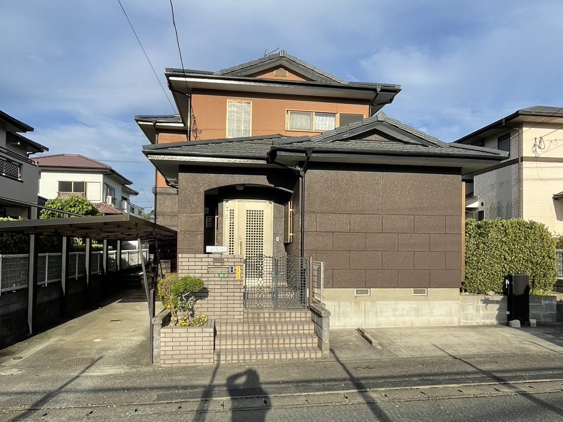 福岡県小郡市三国が丘のY様邸でモニエル瓦の屋根を専用のプライマーで下塗りした後イーサンクのシリコン塗料、エシカルプロクールにて塗装を行いました。5/31完成です。【HPより】
