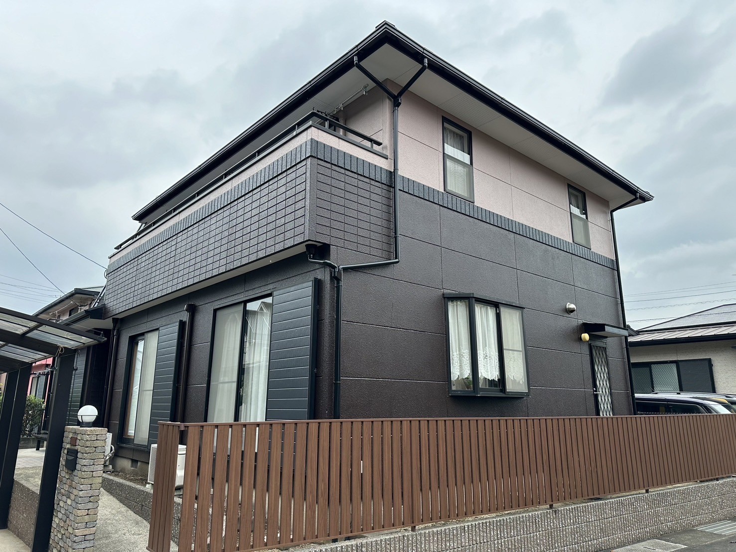 福岡県朝倉郡筑前町朝日のF様邸で屋根外壁共にタテイルαを使用した塗装工事を行いました。6/25完成です。【HPより】