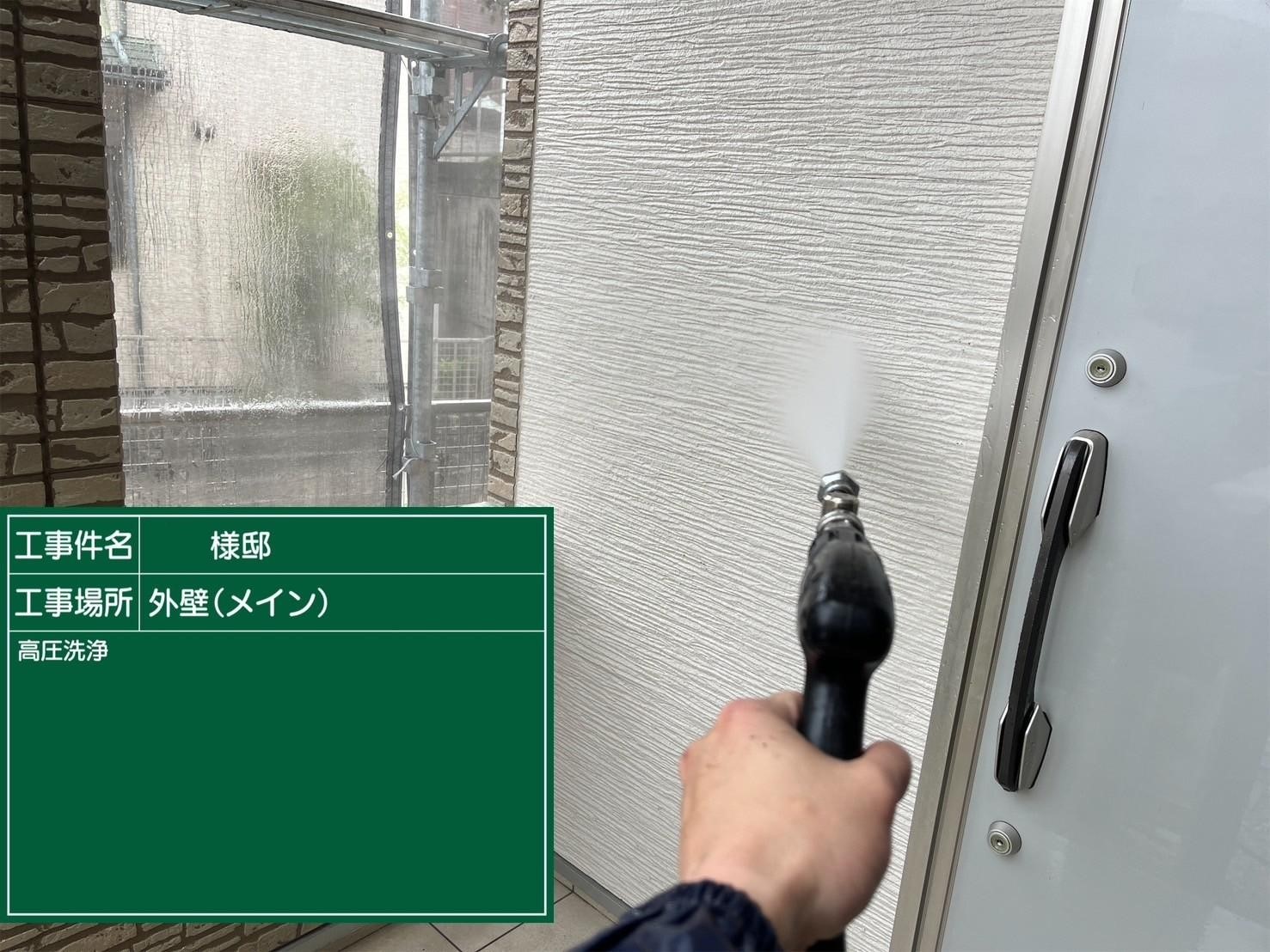 福岡県福岡市東区香住ケ丘のM様邸でコーキングの剥離やビス周辺のひび割れを改善し汚れの問題も解消して外壁の塗装を行い、塗装不可のコロニアルネオをシーガードでのカバー工事を行いました。5/13完成です。【HPより】