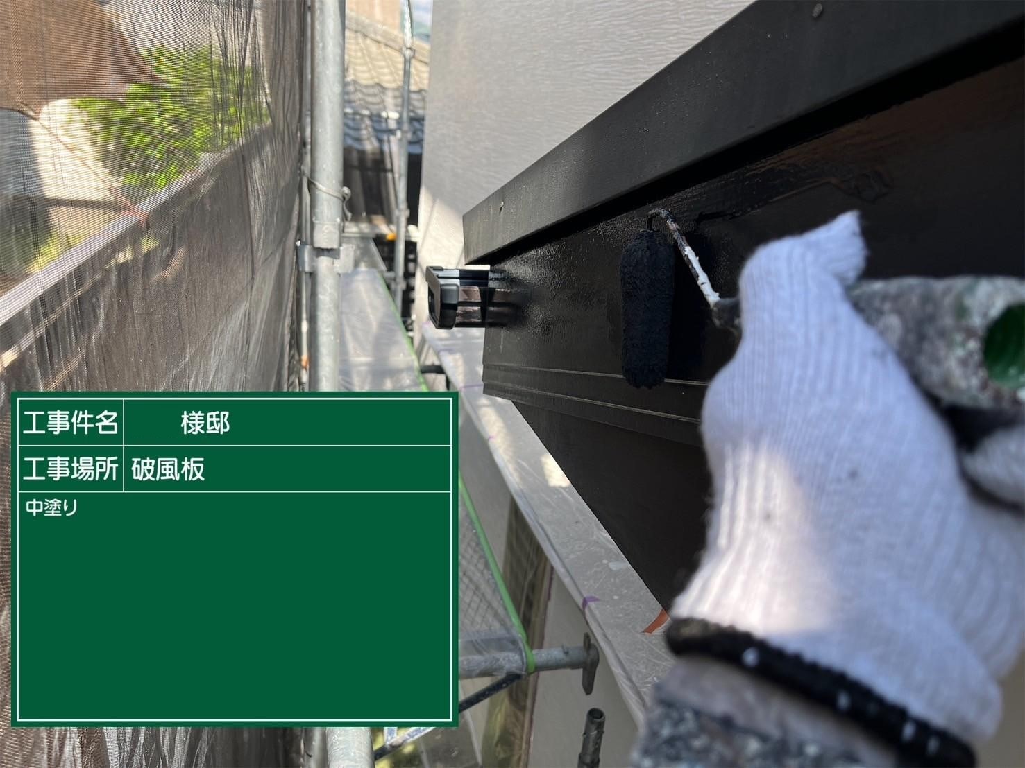 福岡県福岡市東区香住ケ丘のM様邸でコーキングの剥離やビス周辺のひび割れを改善し汚れの問題も解消して外壁の塗装を行い、塗装不可のコロニアルネオをシーガードでのカバー工事を行いました。5/13完成です。【HPより】