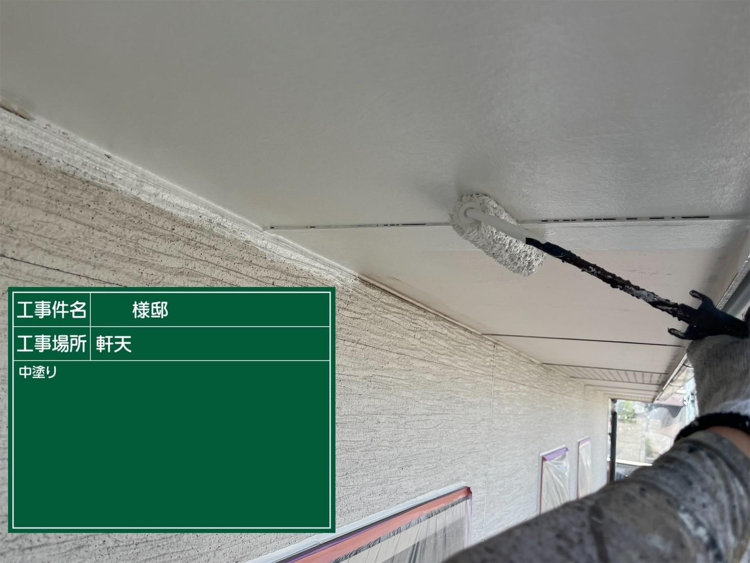 福岡県福岡市東区香住ケ丘のM様邸でコーキングの剥離やビス周辺のひび割れを改善し汚れの問題も解消して外壁の塗装を行い、塗装不可のコロニアルネオをシーガードでのカバー工事を行いました。5/13完成です。【HPより】