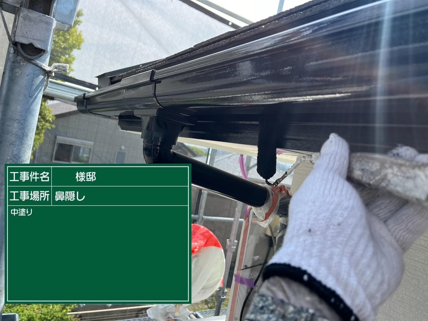 福岡県福岡市東区香住ケ丘のM様邸でコーキングの剥離やビス周辺のひび割れを改善し汚れの問題も解消して外壁の塗装を行い、塗装不可のコロニアルネオをシーガードでのカバー工事を行いました。5/13完成です。【HPより】