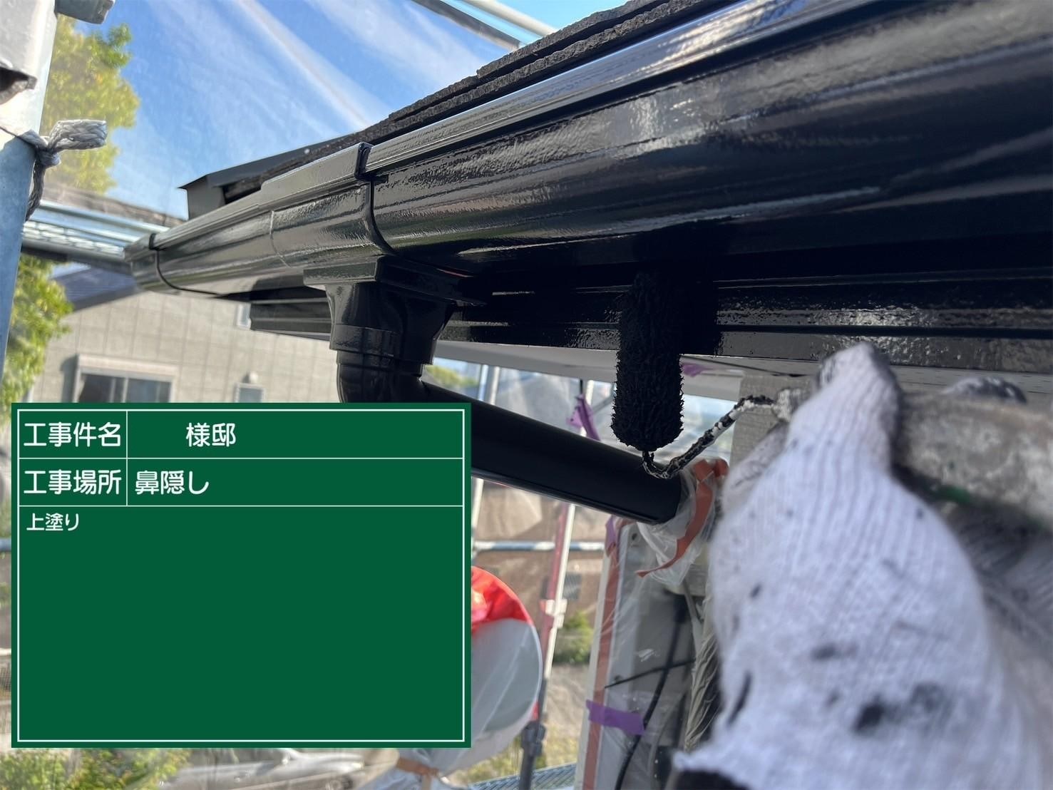 福岡県福岡市東区香住ケ丘のM様邸でコーキングの剥離やビス周辺のひび割れを改善し汚れの問題も解消して外壁の塗装を行い、塗装不可のコロニアルネオをシーガードでのカバー工事を行いました。5/13完成です。【HPより】