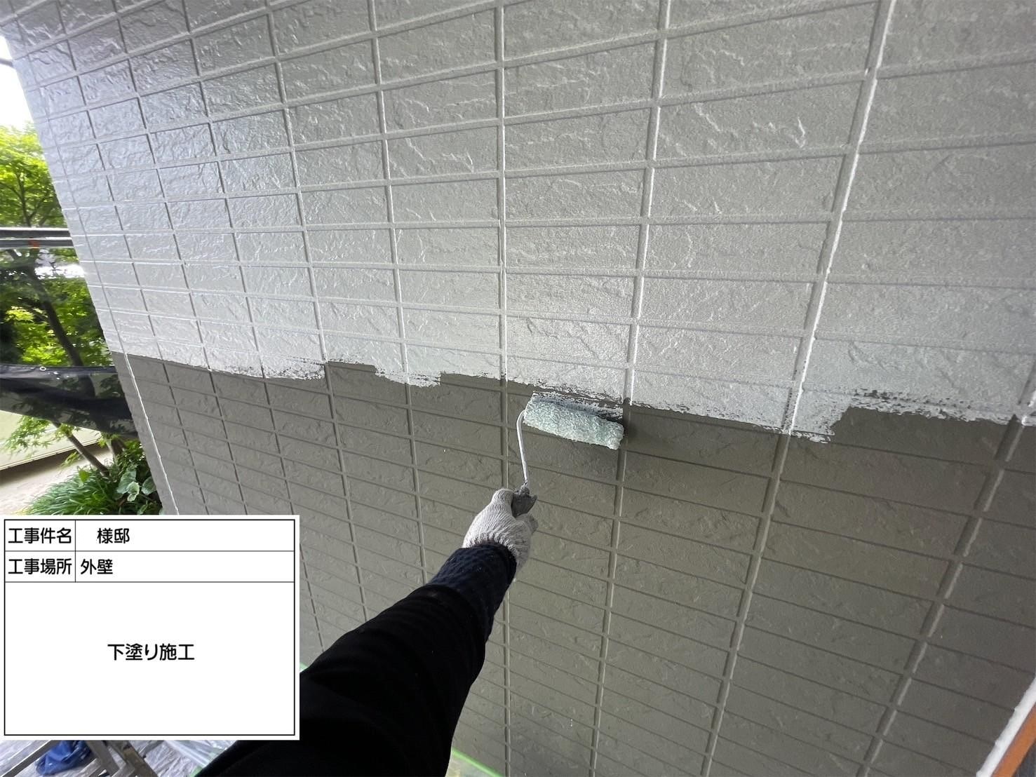 福岡県福岡市東区土井のH様邸でひび割れた外壁の補修やコケが繁殖している屋根の症状を改善し、さらに塗装にて耐久性と機能性の向上を行いました。ベランダ防水もひび割れを改善しウレタン防水を行いました。4/29完成です。【HPより】
