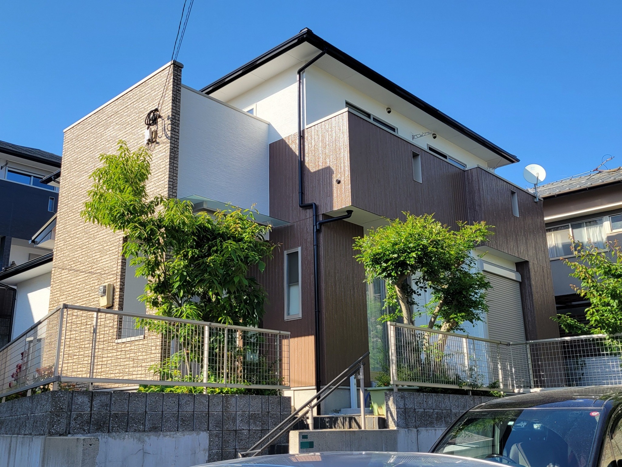 福岡県福岡市東区香住ケ丘のM様邸でコーキングの剥離やビス周辺のひび割れを改善し汚れの問題も解消して外壁の塗装を行い、塗装不可のコロニアルネオをシーガードでのカバー工事を行いました。5/13完成です。【HPより】