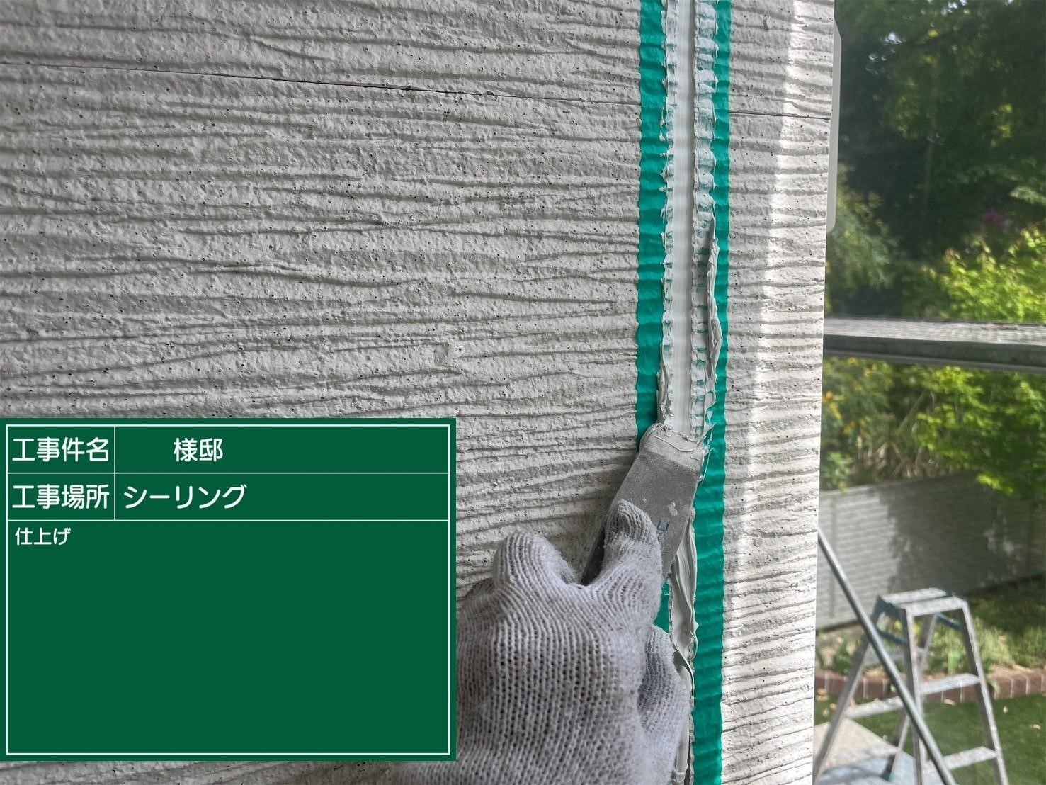 福岡県福岡市東区香住ケ丘のM様邸でコーキングの剥離やビス周辺のひび割れを改善し汚れの問題も解消して外壁の塗装を行い、塗装不可のコロニアルネオをシーガードでのカバー工事を行いました。5/13完成です。【HPより】