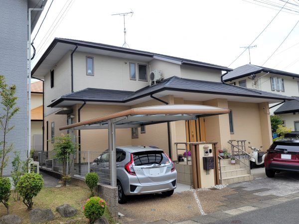 福岡県古賀市美明のH様邸で経年劣化によるひび割れやコケ、サビなどが発生した外壁と屋根の塗装工事を行いました。9/17完成です。【HPより】