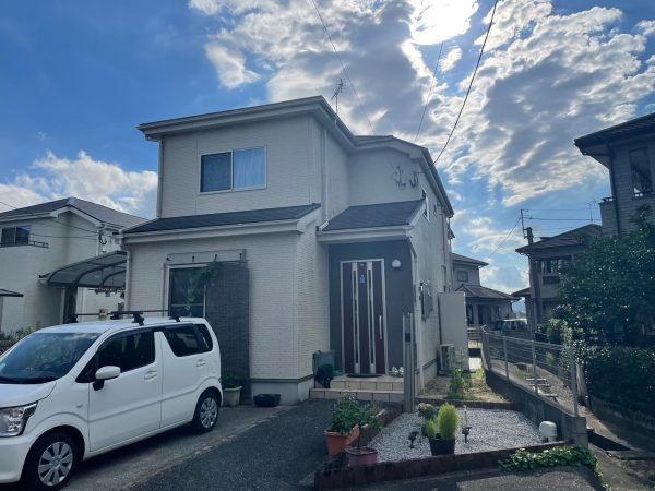 福岡県朝倉郡筑前町石櫃のI様邸で外壁に水性ピュアピュアシリコン、屋根にエシカルプロクールSIを使用した塗装工事を行いました。8/28完成です。【HPより】