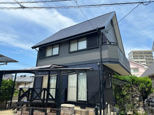 福岡県古賀市千鳥のU様邸で劣化が進み剥がれや色褪せが起きている外壁と屋根の塗装を行っています。8/10完成です。【HPより】