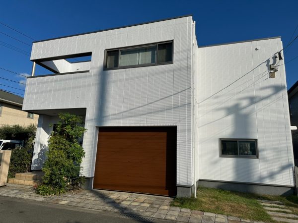福岡県糟屋郡新宮町杜の宮のA様邸でコケや汚れが付着した外壁を塗り替えベランダの防水工事も行っています。8/16完成です。【HPより】