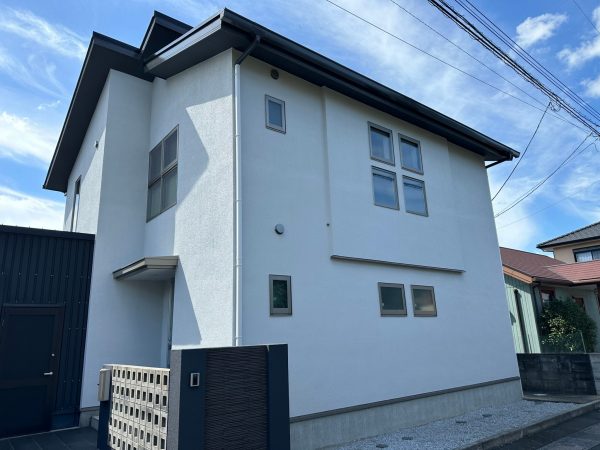 福岡県古賀市筵内のO様邸で経年劣化により防水性が低下した外壁と屋根の塗装工事を行いました。10/9完成です。【HPより】