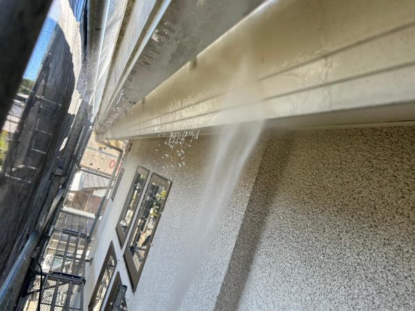 福岡県古賀市筵内のO様邸で経年劣化により防水性が低下した外壁と屋根の塗装工事を行いました。10/9完成です。【HPより】