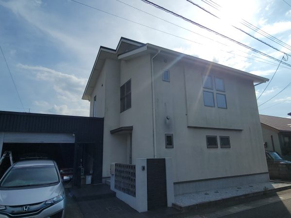 福岡県古賀市筵内のO様邸で経年劣化により防水性が低下した外壁と屋根の塗装工事を行いました。10/9完成です。【HPより】
