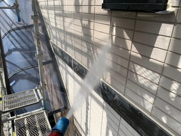 福岡県福岡市東区多々良のRアパート様で進行する劣化・色褪せが目立つ外壁と屋根の塗装工事を行いました。10/28完成です。【HPより】