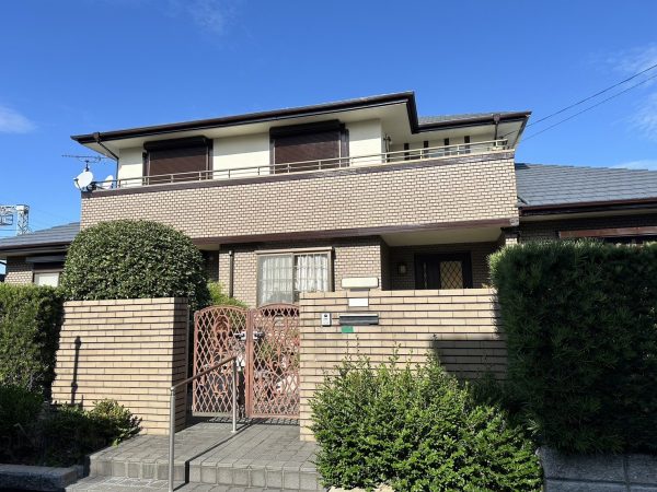 福岡県小郡市三国ヶ丘のS様邸で水系ナノシリコンを使用した屋根塗装とプレミアムシリコンを使用した外壁塗装とベランダ防水工事を行っています。11/20完成です。【HPより】