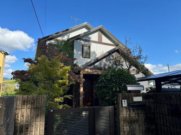 福岡県福岡市東区香椎のS様邸で色褪せ・剥がれを改善し美観と耐久性を回復させる屋根と外壁の劣化補修塗装と樋取り換え工事を行っています。11/11完成です。【HPより】