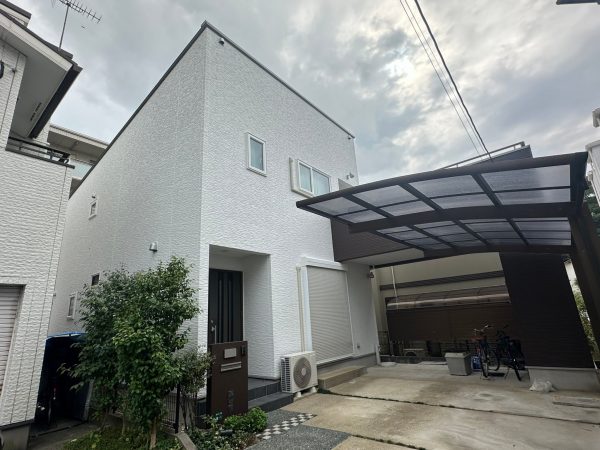 福岡県福岡市東区香住ケ丘のO様邸で劣化による色褪せやひび割れを修復し、美しさと耐久性を回復させる屋根・外壁の塗装工事を行いました。11/27完成です。【HPより】