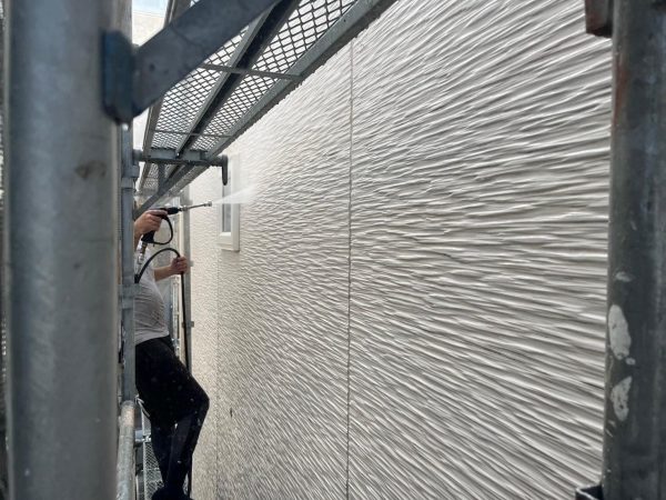 福岡県福岡市東区香住ケ丘のO様邸で劣化による色褪せやひび割れを修復し、美しさと耐久性を回復させる屋根・外壁の塗装工事を行いました。11/27完成です。【HPより】