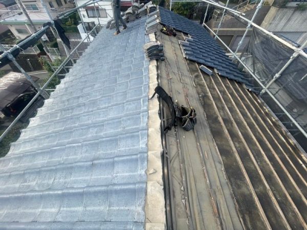 福岡県福岡市東区香住ヶ丘のＴ様邸で屋根瓦をアスファルトシングルに葺き替え！軽量化と防水性能アップで安心の屋根リフォームを行いました！11/17完成です。【HPより】