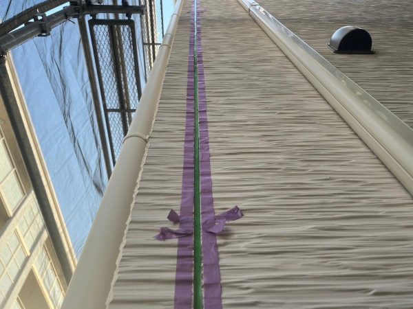 福岡県福岡市東区香住ケ丘のO様邸で劣化による色褪せやひび割れを修復し、美しさと耐久性を回復させる屋根・外壁の塗装工事を行いました。11/27完成です。【HPより】