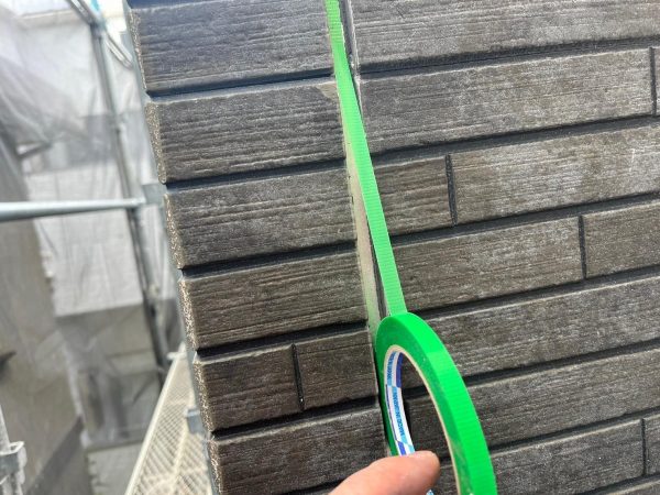 福岡県福岡市東区香住ケ丘のO様邸で劣化による色褪せやひび割れを修復し、美しさと耐久性を回復させる屋根・外壁の塗装工事を行いました。11/27完成です。【HPより】