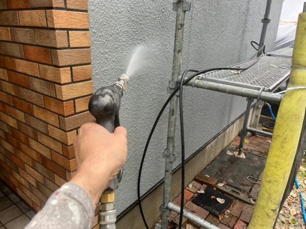福岡県福岡市東区香椎のS様邸で色褪せ・剥がれを改善し美観と耐久性を回復させる屋根と外壁の劣化補修塗装と樋取り換え工事を行いました。11/11完成です。【HPより】