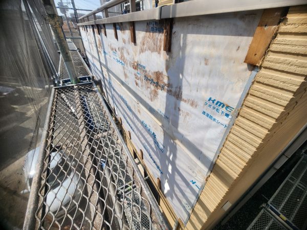 福岡県福岡市東区舞松原のM様邸で劣化が進みひび割れや色褪せが目立つ外壁と屋根の美観と耐久性を改善させる塗装工事と外壁張替工事を行いました。10/28完成です。【HPより】