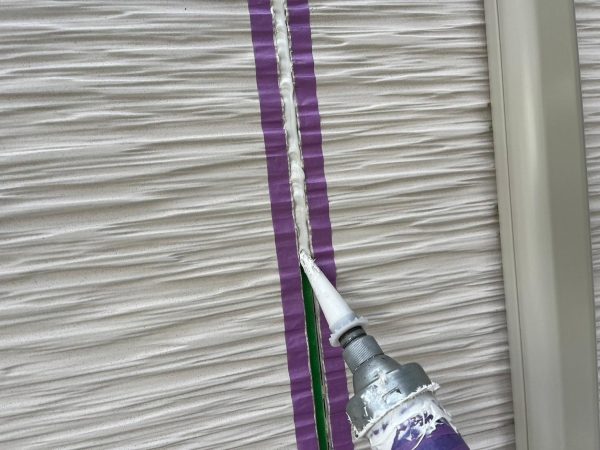 福岡県福岡市東区香住ケ丘のO様邸で劣化による色褪せやひび割れを修復し、美しさと耐久性を回復させる屋根・外壁の塗装工事を行いました。11/27完成です。【HPより】