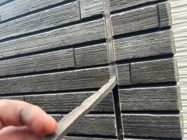 福岡県福岡市東区香住ケ丘のO様邸で劣化による色褪せやひび割れを修復し、美しさと耐久性を回復させる屋根・外壁の塗装工事を行いました。11/27完成です。【HPより】