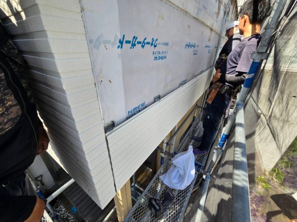 福岡県福岡市東区舞松原のM様邸で劣化が進みひび割れや色褪せが目立つ外壁と屋根の美観と耐久性を改善させる塗装工事と外壁張替工事を行いました。10/28完成です。【HPより】