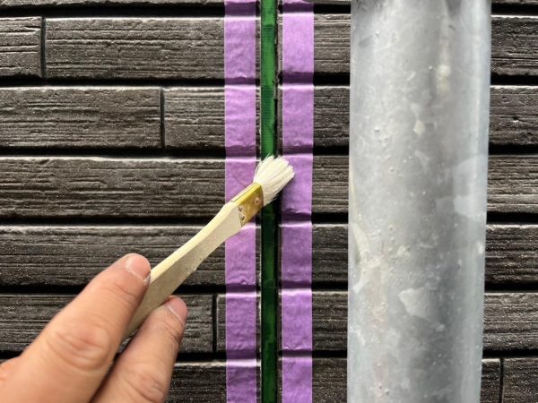 福岡県福岡市東区香住ケ丘のO様邸で劣化による色褪せやひび割れを修復し、美しさと耐久性を回復させる屋根・外壁の塗装工事を行いました。11/27完成です。【HPより】