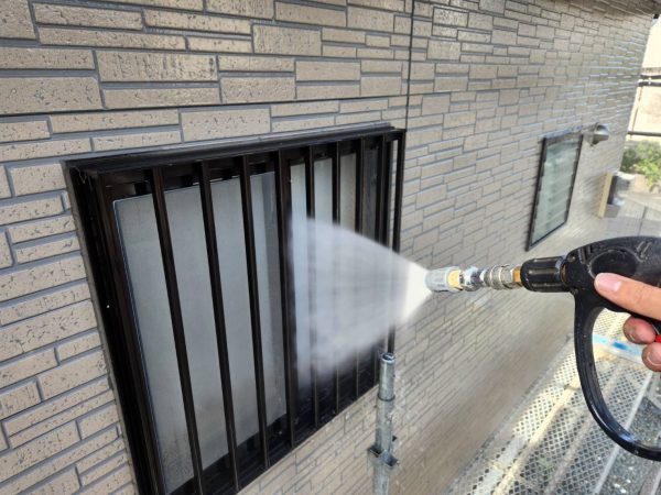 福岡県筑紫野市針摺東のS様邸で外壁の劣化が進んだサイディングとコーキングの補修・塗装工事を行っています。10/23着工です。【HPより】