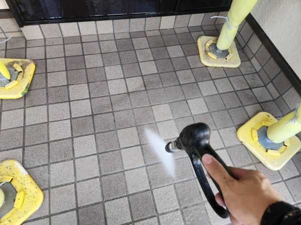 福岡県筑紫野市針摺東のS様邸で外壁の劣化が進んだサイディングとコーキングの補修・塗装工事を行っています。10/23着工です。【HPより】
