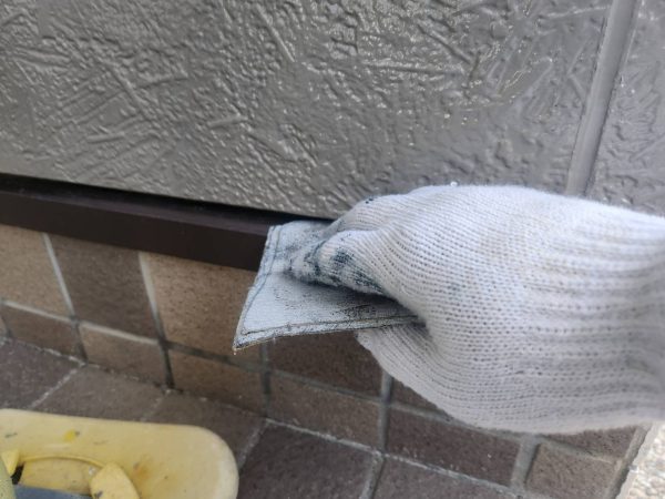 福岡県筑紫野市針摺東のS様邸で外壁の劣化が進んだサイディングとコーキングの補修・塗装工事を行っています。10/23着工です。【HPより】