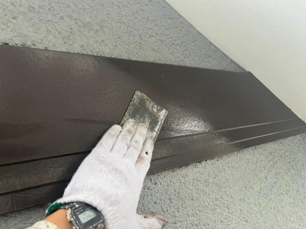 福岡県福岡市東区香椎のS様邸で色褪せ・剥がれを改善し美観と耐久性を回復させる屋根と外壁の劣化補修塗装と樋取り換え工事を行いました。11/11完成です。【HPより】