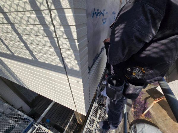 福岡県福岡市東区舞松原のM様邸で劣化が進みひび割れや色褪せが目立つ外壁と屋根の美観と耐久性を改善させる塗装工事と外壁張替工事を行いました。10/28完成です。【HPより】