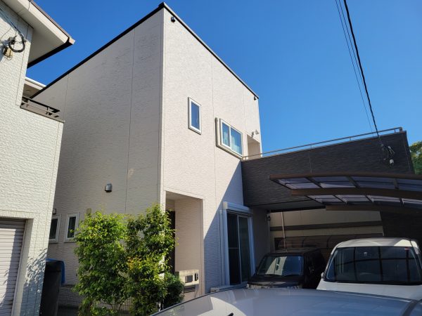 福岡県福岡市東区香住ケ丘のO様邸で劣化による色褪せやひび割れを修復し、美しさと耐久性を回復させる屋根・外壁の塗装工事を行いました。11/27完成です。【HPより】