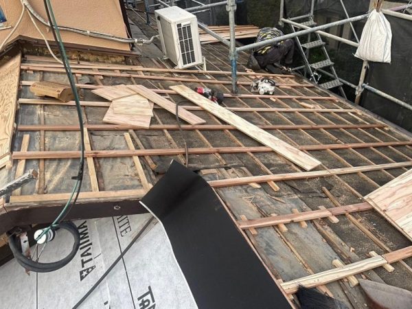 福岡県福岡市東区香住ヶ丘のＴ様邸で屋根瓦をアスファルトシングルに葺き替え！軽量化と防水性能アップで安心の屋根リフォームを行いました！11/17完成です。【HPより】