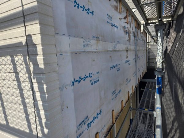 福岡県福岡市東区舞松原のM様邸で劣化が進みひび割れや色褪せが目立つ外壁と屋根の美観と耐久性を改善させる塗装工事と外壁張替工事を行いました。10/28完成です。【HPより】