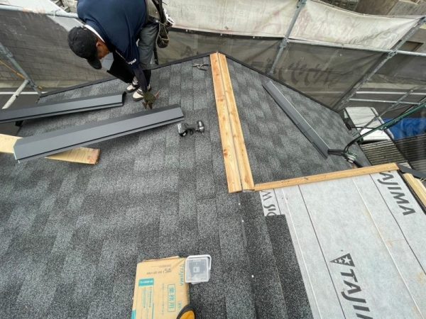福岡県福岡市東区香住ヶ丘のＴ様邸で屋根瓦をアスファルトシングルに葺き替え！軽量化と防水性能アップで安心の屋根リフォームを行いました！11/17完成です。【HPより】