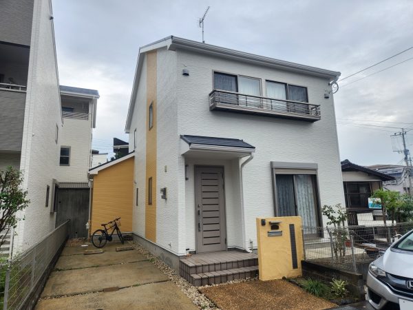 福岡県福岡市東区舞松原のM様邸で劣化が進みひび割れや色褪せが目立つ外壁と屋根の美観と耐久性を改善させる塗装工事と外壁張替工事を行いました。10/28完成です。【HPより】
