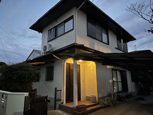 福岡県太宰府市青山のK様邸で外壁にピュアピュアシリコン、屋根にプロクールSIを使用した塗装工事を行っています。11/20完成です。【HPより】