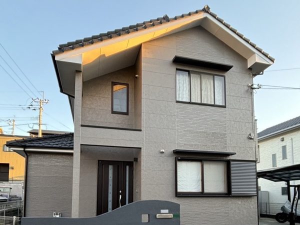 福岡県筑紫野市針摺東のS様邸で外壁の劣化が進んだサイディングとコーキングの補修・塗装工事を行いました。11/19完成です。【HPより】