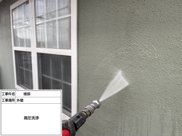 福岡県久留米市梅満町のS様邸で外壁にピュアピュアシリコン、屋根にエシカルプロクールSIを使用した塗装工事を行っています。11/17着工です。【ご紹介より】