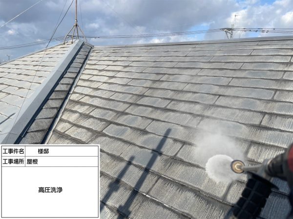 福岡県久留米市梅満町のS様邸で外壁にピュアピュアシリコン、屋根にエシカルプロクールSIを使用した塗装工事を行っています。11/17着工です。【ご紹介より】