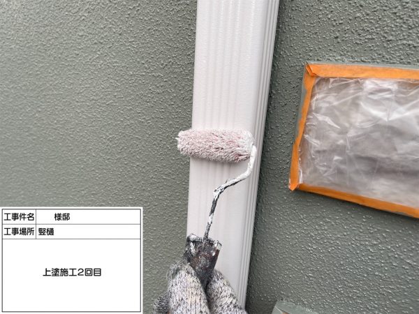 福岡県久留米市梅満町のS様邸で外壁にピュアピュアシリコン、屋根にエシカルプロクールSIを使用した塗装工事を行っています。11/17着工です。【ご紹介より】