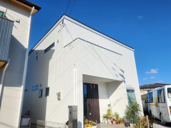 福岡県古賀市日吉のK様邸で外壁シーリング劣化と汚れを改善！丁寧な外壁塗装と防水処理で耐久性アップの工事を行っています。12/21完成です。【HPより】