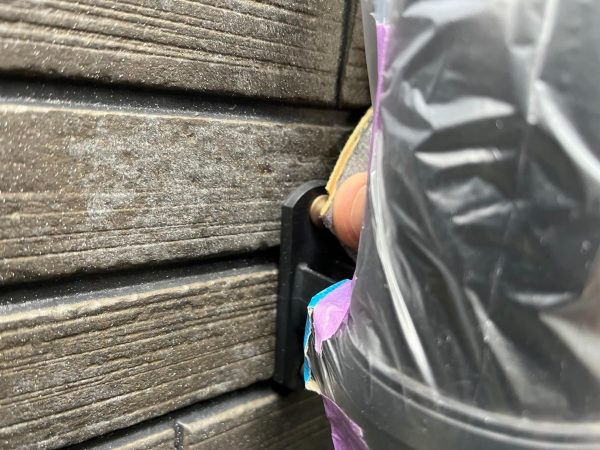 福岡県福岡市東区香住ケ丘のO様邸で劣化による色褪せやひび割れを修復し、美しさと耐久性を回復させる屋根・外壁の塗装工事を行いました。11/27完成です。【HPより】